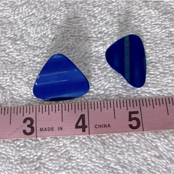 Vintage Blue Painted Metal Rippled Triangle Pierced Earrings Costume Jewelry - Picture 7 of 7